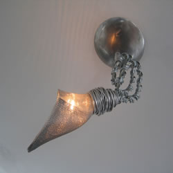 Das verwendete Gewebe sorgt f&uuml;r Leichtigkeit und Transparenz und erzeugt eine Spannung durch das Spiel von Licht, Reflexion und Schatten.