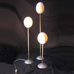 Die echten Strausseneier der Tischlampensorgen für eine warme Ausstrahlung und Geborgenheit. Ein Ei gleicht dem anderen und doch ist jede der Tischlampen ein Unikat.